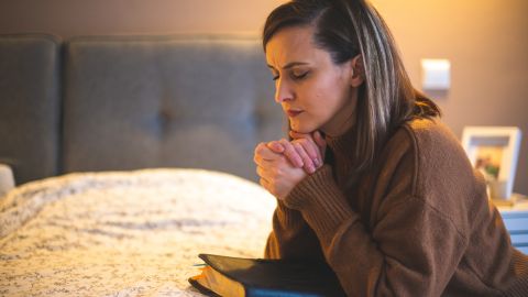 La oración es una herramienta para conectarse espiritualmente con los ángeles.